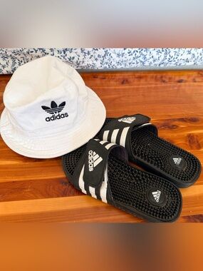 Vintage adidas White Bucket Hat with kid Black Slide Sandals size 4